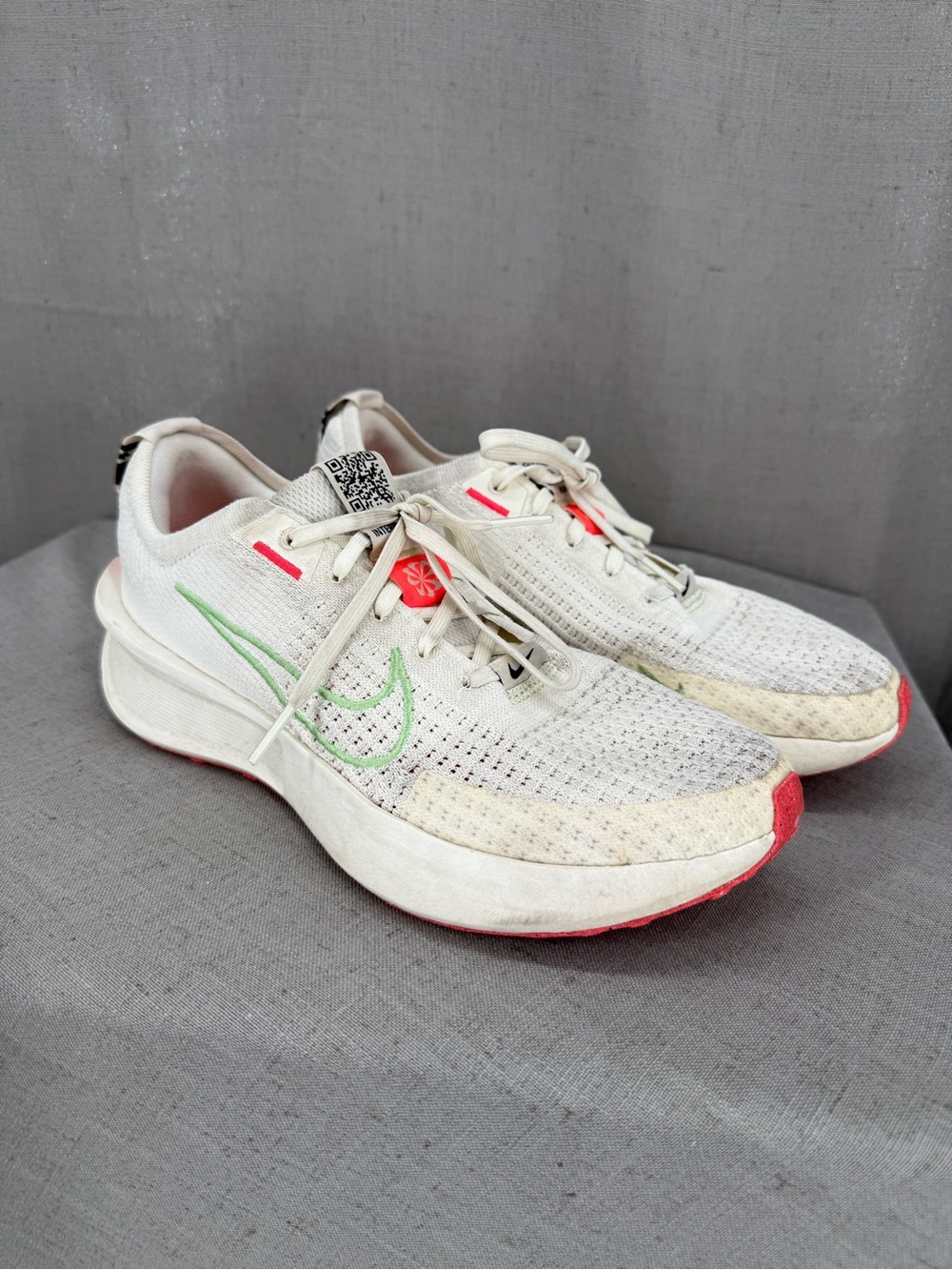 Nike Interact Run Women's Road Running Shoes light bone and green strike sz 9
